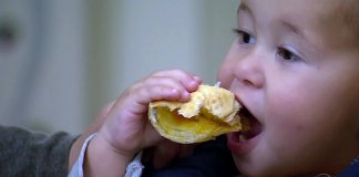 Família filma bebê comendo escondido durante oração e vídeo viraliza