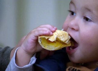 Família filma bebê comendo escondido durante oração e vídeo viraliza