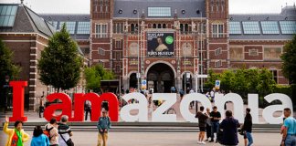 Famosa atração turística de Amsterdã se transforma em recado importante e urgente ao Brasil  