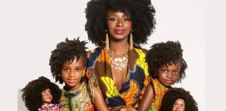 Mãe cria boneca de cabelo crespo para que as filhas se amem e saibam que são lindas Mãe cria boneca de cabelo crespo para que as filhas se amem e saibam que são lindas