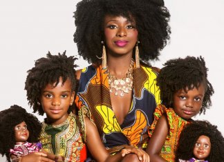 Mãe cria boneca de cabelo crespo para que as filhas se amem e saibam que são lindas