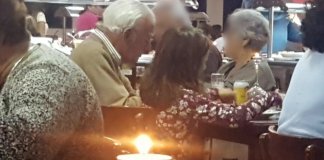 Garotinha senta com idoso que jantava sozinho em restaurante e emociona pai Garotinha senta com idoso que jantava sozinho em restaurante e emociona pai