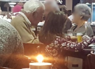 Garotinha senta com idoso que jantava sozinho em restaurante e emociona pai