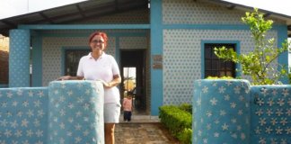 Em apenas 20 dias, mulher constrói casas com garrafas PET para famílias necessitadas