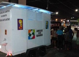 Carreta percorre Praia Grande oferecendo banho quente a moradores de rua