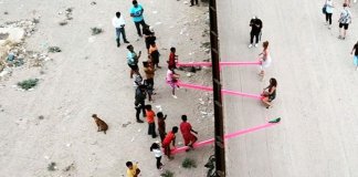 Professores instalam gangorras na fronteira EUA-México e crianças dos dois lados brincam juntas Professores instalam gangorras na fronteira EUA-México e crianças dos dois lados brincam juntas