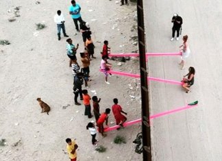 Professores instalam gangorras na fronteira EUA-México e crianças dos dois lados brincam juntas