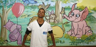 Desenhando personagens infantis nas paredes, maqueiro muda o astral de ala pediátrica de hospital Desenhando personagens infantis nas paredes, maqueiro muda o astral de ala pediátrica de hospital