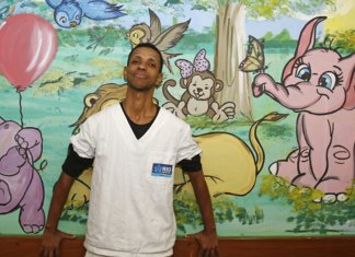Desenhando personagens infantis nas paredes, maqueiro muda o astral de ala pediátrica de hospital