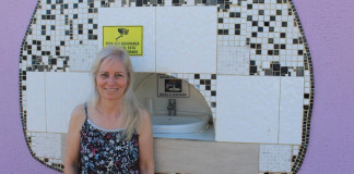 Mulher constrói bebedouro público para pessoas sem-abrigo no muro de sua casa