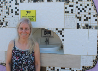 Mulher constrói bebedouro público para pessoas sem-abrigo no muro de sua casa