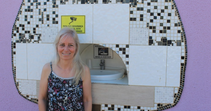 Mulher constrói bebedouro público para pessoas sem-abrigo no muro de sua casa