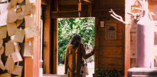 Algumas pessoas saem de nossas vidas e acham que podem voltar quando quiserem Algumas pessoas saem de nossas vidas e acham que podem voltar quando quiserem