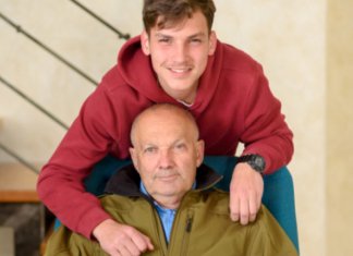 Avô defendeu seu neto gay e deserdou sua filha homofóbica por chutá-lo para fora da casa