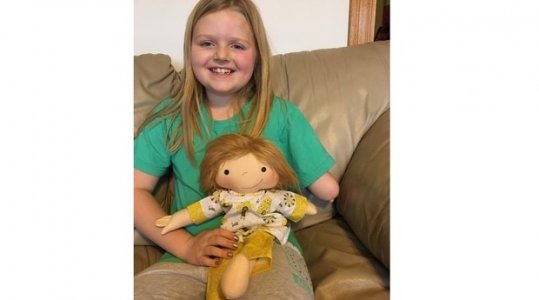 asomadetodosafetos.com - Artesã cria bonecos personalizados para crianças com deficiências e condições raras.