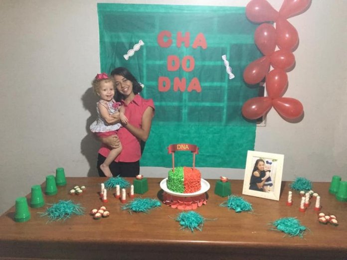Mãe promove ‘Chá DNA’ para comprovar paternidade da filha após desconfiança do ex