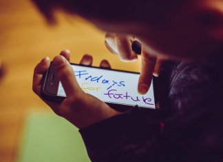 Como o seu vício em celular pode afetar seu filho?