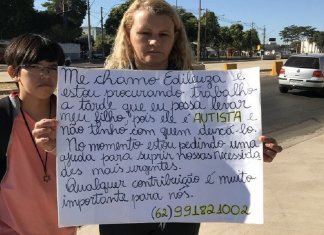 Mãe faz cartaz pedindo emprego em que possa levar filho autista