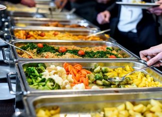 Blumenau sanciona lei para incentivar restaurantes a doarem alimentos para a caridade