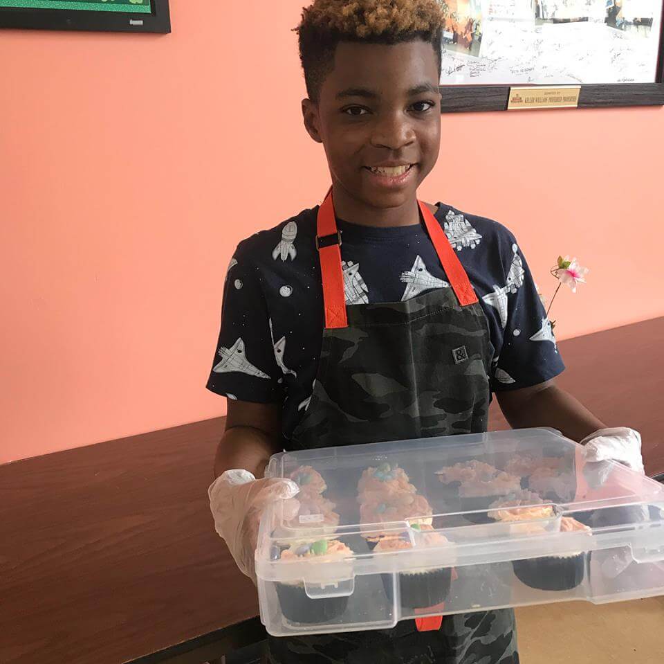 contioutra.com - Enfrentando problema de saúde, menino abre padaria para ajudar os mais necessitados