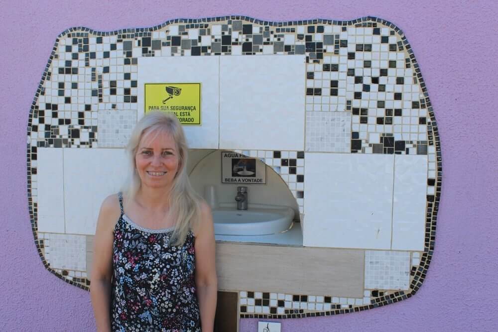 contioutra.com - Mulher constrói bebedouro público para pessoas sem-abrigo no muro de sua casa