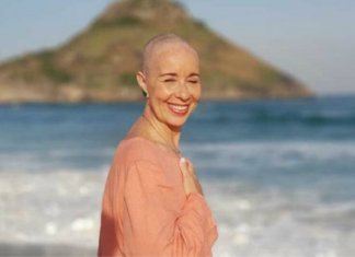 Mulher decide celebrar o seu 60º aniversário doando todo o cabelo