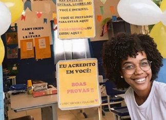 Professora dá festa antes de prova para tranquilizar seus alunos e atitude é celebrada na internet