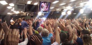 Com dinheiro de dízimo, igreja quita dívidas de 48 famílias de sua congregação Com dinheiro de dízimo, igreja quita dívidas de 48 famílias de sua congregação