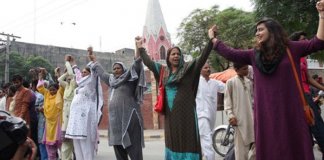 Muçulmanos fazem corrente humana para proteger cristãos Muçulmanos fazem corrente humana para proteger cristãos