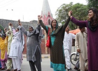 Muçulmanos fazem corrente humana para proteger cristãos