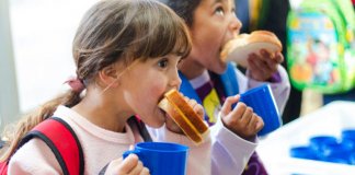 Em escola de comunidade carente de Curitiba, crianças recebem lanche e agasalho na volta às aulas