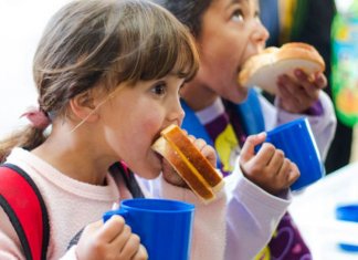 Em escola de comunidade carente de Curitiba, crianças recebem lanche e agasalho na volta às aulas