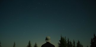 Tem gente achando que é planeta e orbitando em volta do próprio umbigo Tem gente achando que é planeta e orbitando em volta do próprio umbigo