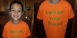 Menino volta às aulas usando camiseta com recado às crianças solitárias: “Serei seu amigo” Menino volta às aulas usando camiseta com recado às crianças solitárias: “Serei seu amigo”