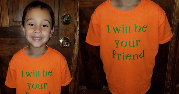 Menino volta às aulas usando camiseta com recado às crianças solitárias: “Serei seu amigo”