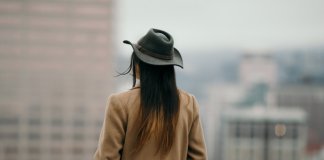 Quando você perceber que sua presença incomoda, retire-se Quando você perceber que sua presença incomoda, retire-se