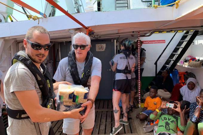 asomadetodosafetos.com - Richard Gere leva alimentos a imigrantes retidos em navio no Mediterrâneo