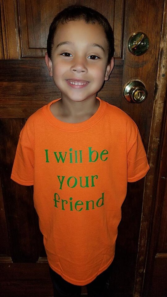 contioutra.com - Menino volta às aulas usando camiseta com recado às crianças solitárias: “Serei seu amigo”