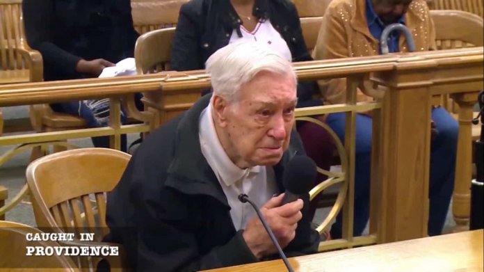 Juiz perdoa dívida de idoso de 96 anos pelo motivo mais nobre possível e sua justificativa emociona