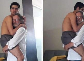 Avô segura neto autista de 17 anos no colo e foto viraliza