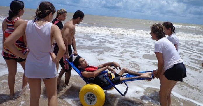 Moradoras do bairro mais caro da Paraíba pedem a vereadora que impeça pessoas com deficiência de irem à praia
