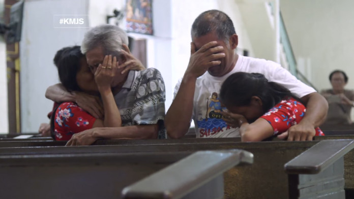 Irmãs gêmeas separadas na infância se reencontram no abraço mais lindo