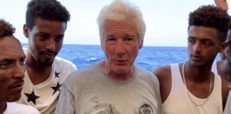 Richard Gere leva alimentos a imigrantes retidos em navio no Mediterrâneo