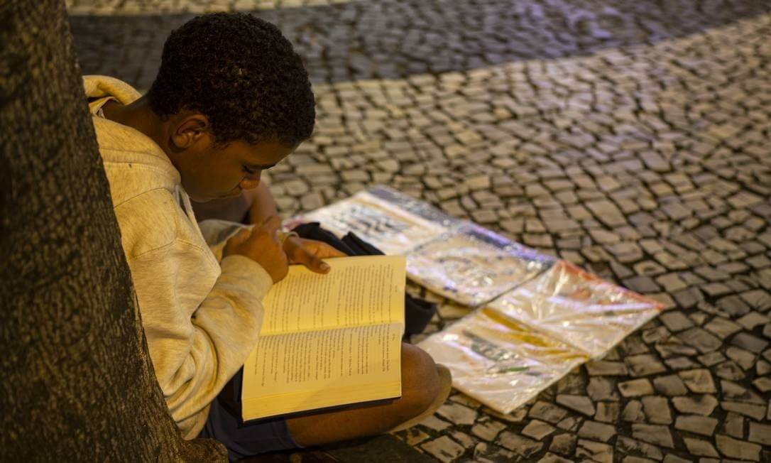 contioutra.com - Paixão pela Leitura: Ambulante de 13 anos não para de ler enquanto trabalha no Leblon!