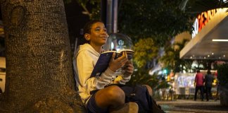 Paixão pela Leitura: Ambulante de 13 anos não para de ler enquanto trabalha no Leblon!