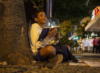Paixão pela Leitura: Ambulante de 13 anos não para de ler enquanto trabalha no Leblon!