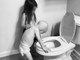 Menina consola o irmão de quatro anos com câncer, a fotografia se torna viral