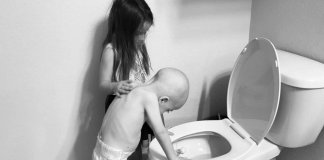 Menina consola o irmão de quatro anos com câncer, a fotografia se torna viral