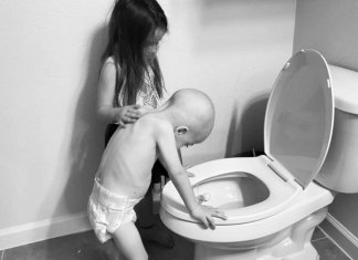 Menina consola o irmão de quatro anos com câncer, a fotografia se torna viral