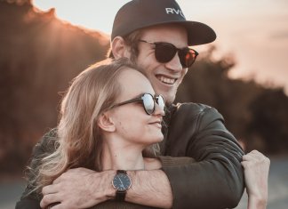 Há um traje que se adapta a todos os corpos: o abraço